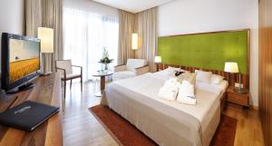 מיטה או מיטות בחדר ב-Therme Laa - Hotel & Silent Spa
