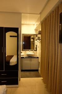 a bathroom with a sink and a mirror at Hotel Puma'r Tacna in Tacna