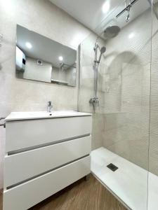 un bagno bianco con lavandino e doccia di The eighth wonder! Views and location a Benalmádena