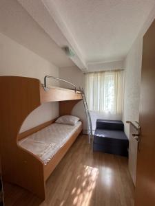 Habitación pequeña con litera y escalera en Apartmani Adria, en Trogir