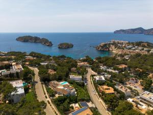 una vista aerea di una città e dell'oceano di Villa Monsita by Slow Villas a Santa Ponsa