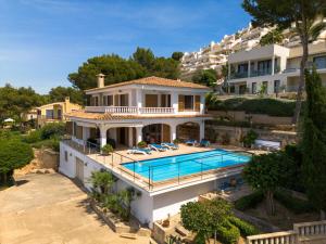 una vista aerea di una villa con piscina di Villa Monsita by Slow Villas a Santa Ponsa