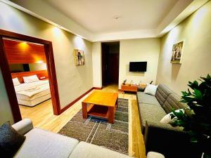 sala de estar con sofá y mesa en Kilpa Hotel en Uzungol