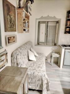 salon z kanapą i stołem w obiekcie 2 bedrooms apartement with furnished garden and wifi at Coppe w mieście Coppe