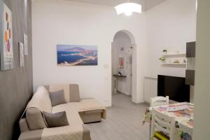 sala de estar con sofá y mesa en Casa Vacanze La Coccinella, en Trapani