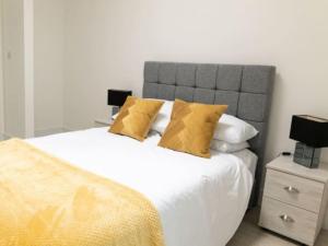 Säng eller sängar i ett rum på Zenith at Fleet Heights Apartment Three