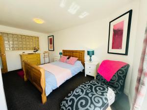 - une chambre avec un lit et une chaise dans l'établissement Modern house in central St Leonards, à Hastings