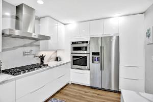 Kitchen o kitchenette sa Private Pool 3BR with Lakefront view