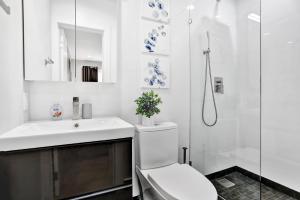 Bathroom sa Private Pool 3BR with Lakefront view