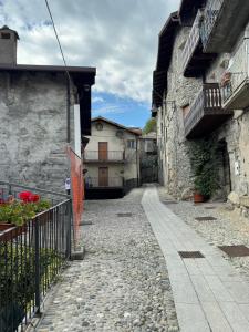 un callejón de piedra con un edificio en el fondo en B&B il riccio, en Paspardo