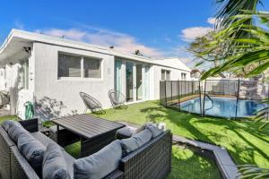 Swimming pool sa o malapit sa Private Pool 3BR with Lakefront view
