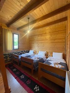 Zimmer mit 2 Betten in einem Blockhaus in der Unterkunft Royal Land in Theth