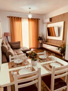 una sala de estar con una mesa con copas de vino. en Laurent's Durres apartment, en Durrës