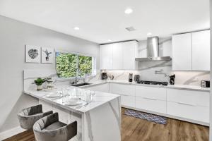Kitchen o kitchenette sa Private Pool 3BR with Lakefront view