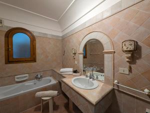 ein Badezimmer mit Badewanne und Waschbecken in der Unterkunft Villa Xenia in Praiano