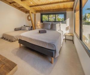 เตียงในห้องที่ Villa Nauraa - 5ch - piscine - proche plage.