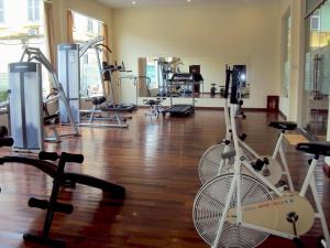 a gym with several treadmills and exercise bikes at Huu Nghi Hotel in Hai Phong