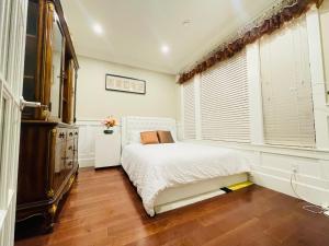 a bedroom with a bed and a window at 列治文豪华民宿 in Richmond