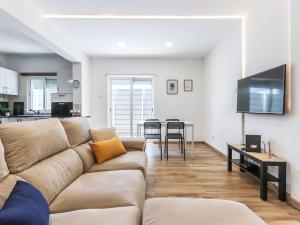 ein Wohnzimmer mit Sofa und Tisch in der Unterkunft Vita Portucale ! Charneca Caparica Pool in Charneca