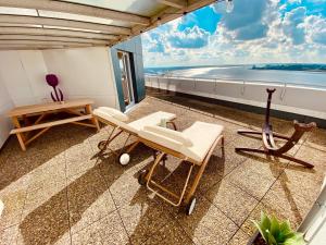 Ein Balkon oder eine Terrasse in der Unterkunft COAST HOUSE Sky Suite