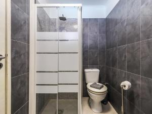 ein Badezimmer mit Toilette und Glasdusche in der Unterkunft Vita Portucale ! Charneca Caparica Pool in Charneca + 26 Fotos