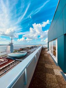 einen Blick vom Balkon eines Gebäudes in der Unterkunft COAST HOUSE Sky Suite in Bremerhaven