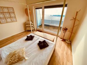 ein Zimmer mit einem Bett mit zwei schwarzen Kissen darauf in der Unterkunft COAST HOUSE Sky Suite in Bremerhaven + 15 Fotos
