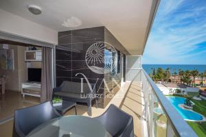 a room with a balcony with a view of the ocean at Casa Claudia Ivan Luxury Homes 5ªPlta Sur 1ªLinea in Oropesa del Mar