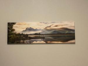 una pintura de un lago con montañas en el fondo en Affittacamere Gess, en Montalto Uffugo