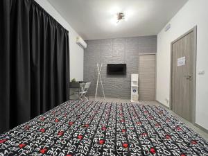 1 dormitorio con 1 cama y TV en una habitación en Affittacamere Gess, en Montalto Uffugo