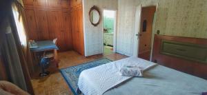 A bed or beds in a room at Suíte Cama Casal Queen Banheiro só seu CGH