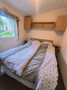 מיטה או מיטות בחדר ב-OneDoor Apartman