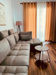sala de estar con sofá y mesa en Laurent's Durres apartment en Durrës