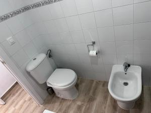 baño blanco con aseo y urinario en TORREJÓN, en Jerez de la Frontera 16 fotos más
