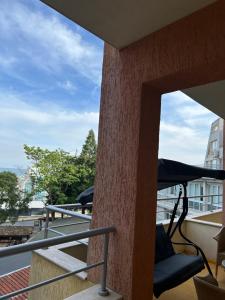 een balkon met uitzicht op een gebouw bij Apartments for guests "Einstein" in Goudstrand
