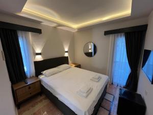 A bed or beds in a room at Jest Hotel Még 16 kép