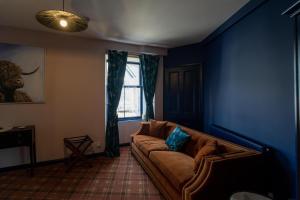 uma sala de estar com um sofá e uma janela em The Mash Tun em Aberlour