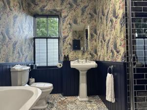 亞伯樂的住宿－The Mash Tun，浴室配有卫生间、盥洗盆和浴缸。
