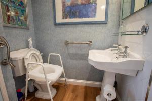 Ένα μπάνιο στο Stunning Apartment in Victorian Villa with Garden +37 φωτογραφίες