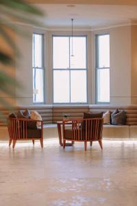 Esplanade Hotel Llandudno في خلنددنو: غرفة معيشة مع كرسيين وأريكة