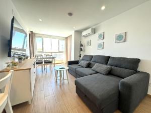 un soggiorno con divano, cucina e tavolo di The eighth wonder! Views and location a Benalmádena