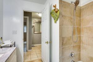 baño con ducha a ras de suelo y ducha a ras de suelo en Serene Charleston Home Near Airport Pets Welcome!, en Charleston 17 fotos más