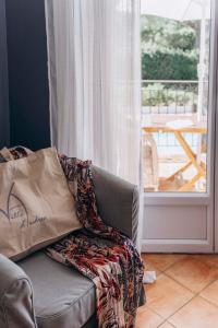 un sofá con una bolsa con una ventana en La Villa d'Andrea, en Ramatuelle