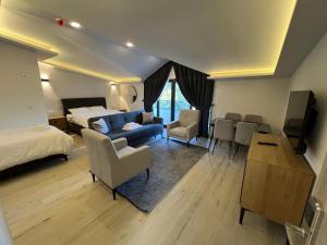 A seating area at Jest Hotel