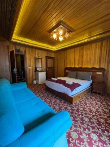 1 dormitorio con cama y sofá en Dunya Residence, en Uzungöl