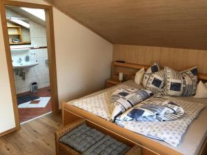 ein kleines Schlafzimmer mit 2 Betten und ein Badezimmer in der Unterkunft Gästehaus Schmalzreich in Lam