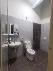 Ένα μπάνιο στο Tun teja homestay Melaka