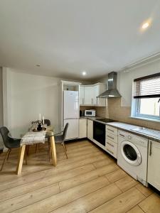 Кухня или мини-кухня в Wellington Duplex Apartment
