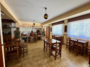 a kitchen and dining room with tables and chairs at Hotel Vasco Da Gama in Sabaris