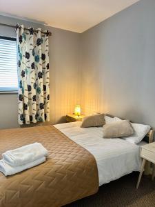 Кровать или кровати в номере Wellington Duplex Apartment
